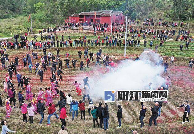 阳春市石望镇交岗村举行到冲游击区炮会