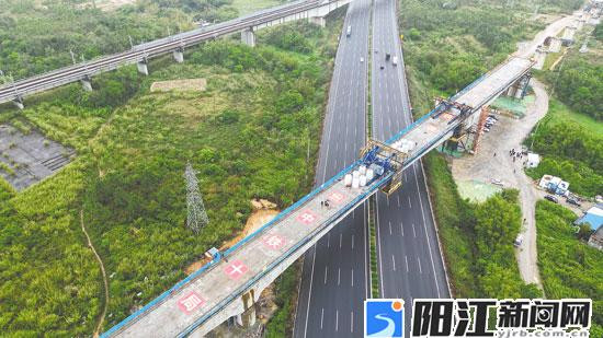 广湛高铁全线首座跨高速连续梁顺利合龙