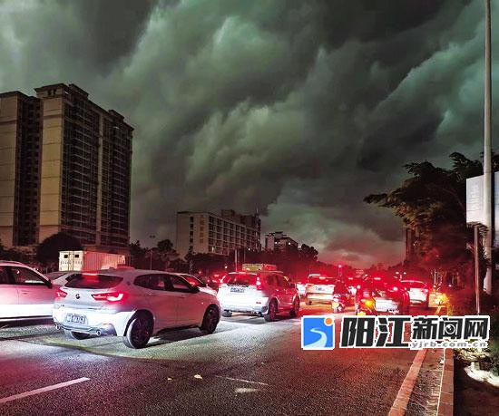 黑云压城白昼如夜