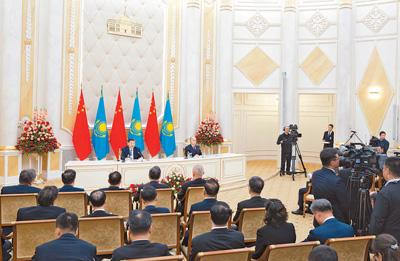 习近平同哈萨克斯坦总统托卡耶夫共见记者