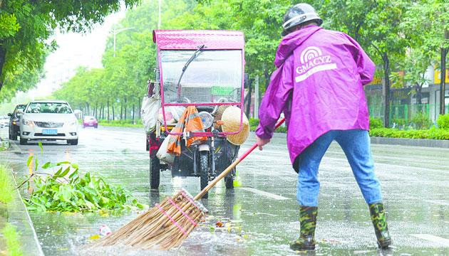 风雨过后，“城市美容师”全力清理路障