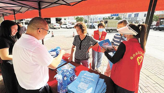 阳东区组织党员干部开展政务服务宣传活动