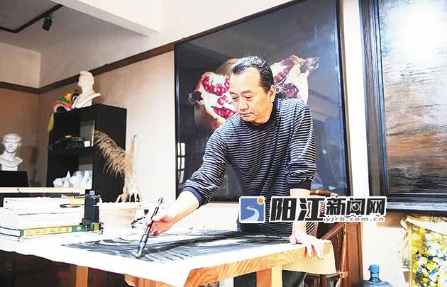 阳江画家曾青柏：以画笔与味蕾“勾勒”故乡_阳江新闻_阳江新闻网