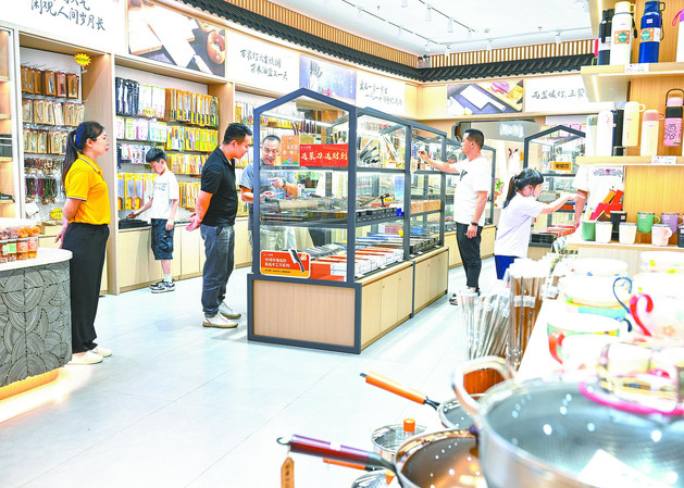 我市高速公路服务区全力护航节日市场秩序
