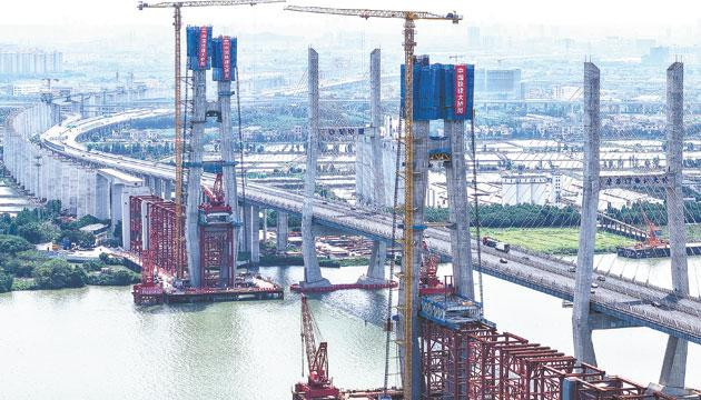 深江铁路跨磨刀门水道主桥东主塔封顶