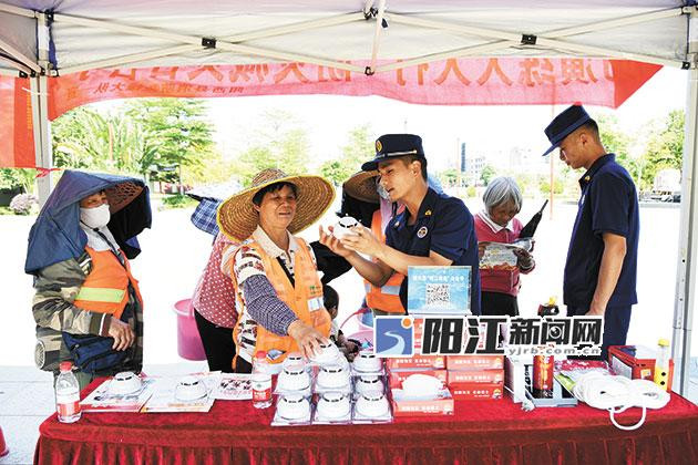 全国防灾减灾日“蓝朋友”上街开讲