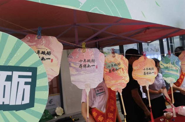 千年非遗漆扇“跨界”出圈！邮储银行阳江市分行让金融知识“活起来”  当千年非遗漆扇遇上现代金融的守护承诺，会产生怎样的奇妙化学反应？5月19日，在存款保险制度实施十周年之际，中国人民银行阳江市分行联合
