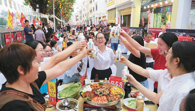 江城区第三届千人龙船宴举行