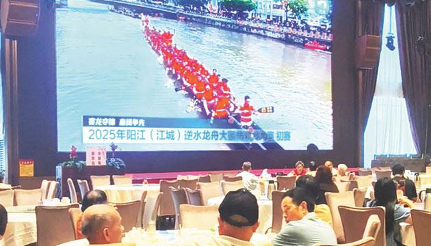 市民边“叹”早茶边看赛事直播