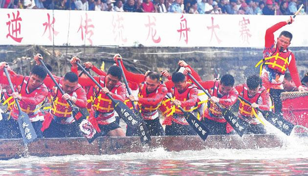 江上蛟龙破浪 两岸欢声雷动