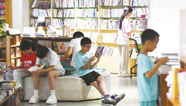 端午假期，市民到书店阅读“充电”