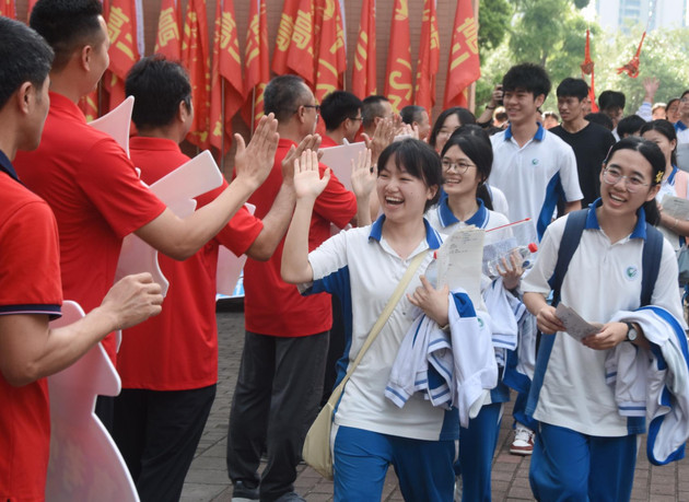 阳江2.2万名考生，冲！多图直击高考首日现场