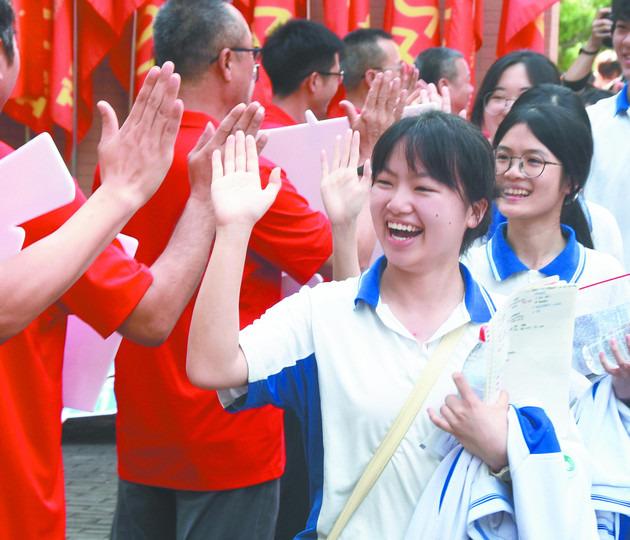 高考首日我市逾2.2万名考生赴考