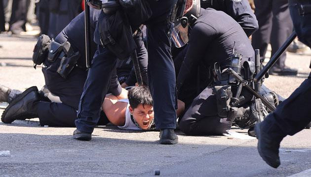 美国洛杉矶抗议者与国民警卫队发生冲突