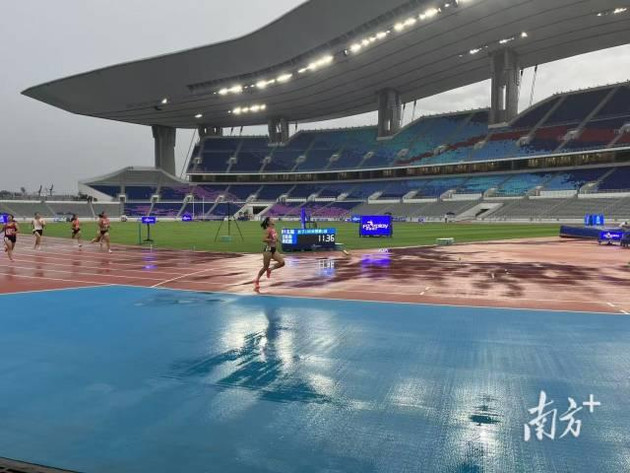 十五运会田径测试赛雨中开跑，“广东飞人”梁小静再现百米11秒37