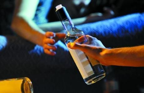 逗娃饮酒非儿戏，别让“玩笑酒”伤了孩子脑