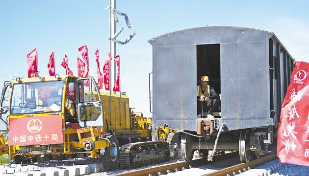 广湛高铁阳江至湛江北段铺轨施工完成
