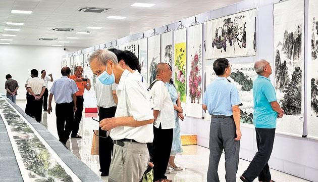 市老干部活动中心（市老干部大学）书画作品展开幕
