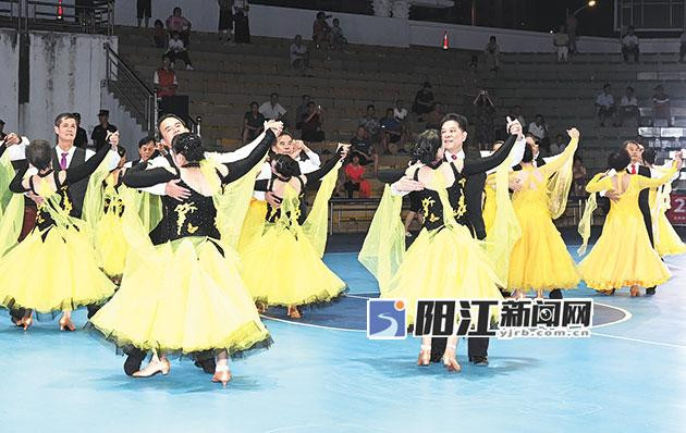 我市举办百姓健康舞展演活动
