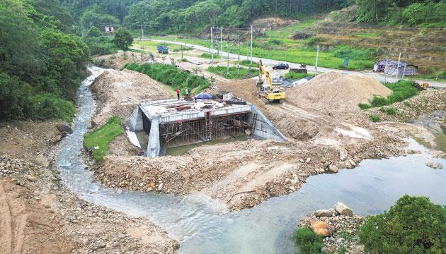 横垌瑶族村建桥修路