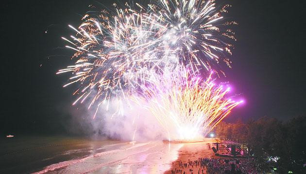 滨海夜空星光灿烂  万人共享浪漫派对