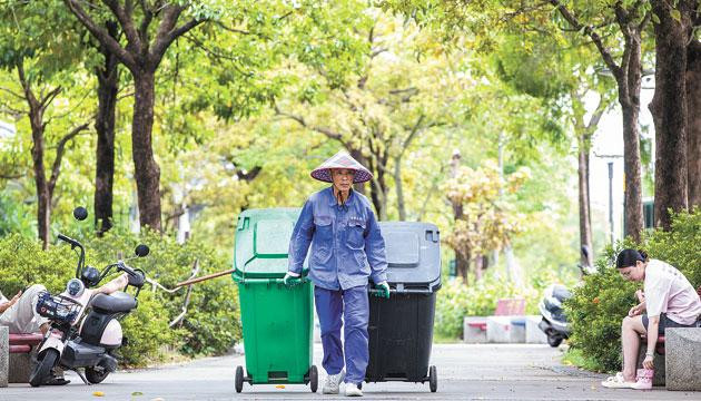 烈日下的城市美容师