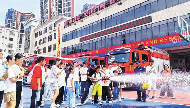 “小小消防员”上岗当志愿讲解员