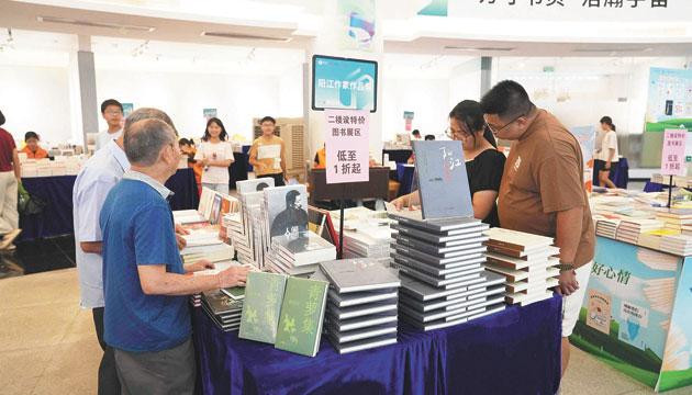 本届书展“阳江作家作品集”专区受市民热捧