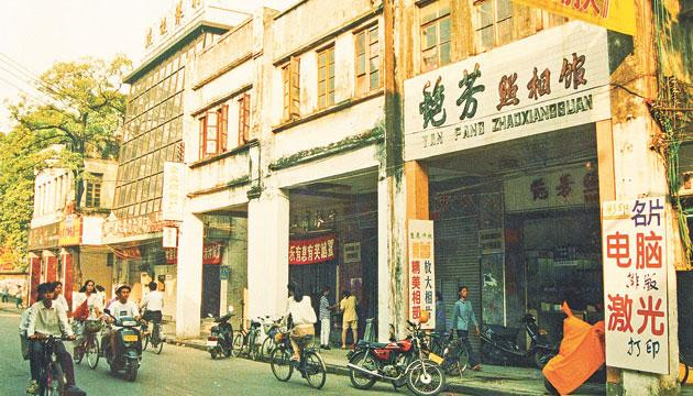 雕花廊柱刻沧桑  骑楼诉说旧时光