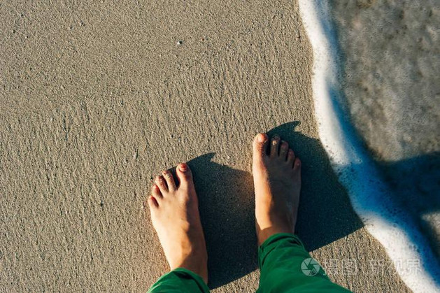 光脚踩浪的浪漫背后：那个险些夺走6岁男孩生命的“海鲜刺客”