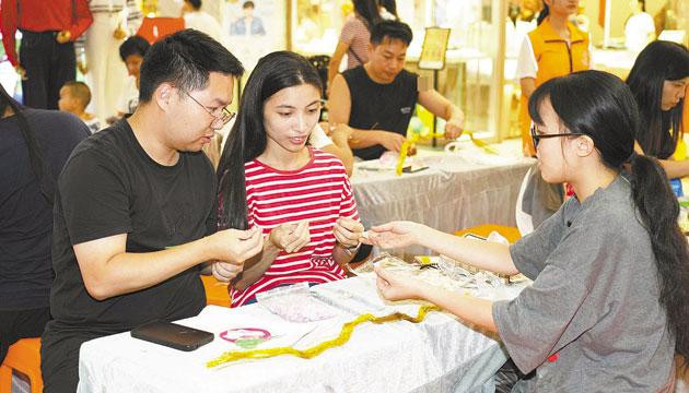 阳江市文化馆举办“花漾七夕·手作心意”DIY活动