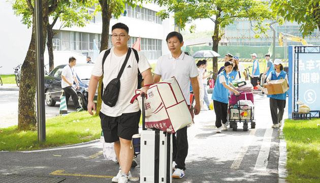 海大阳江校区1200余名新生报到