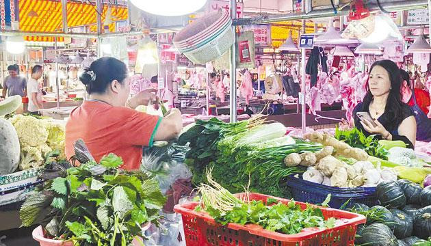 台风过境后我市商超市场恢复营业