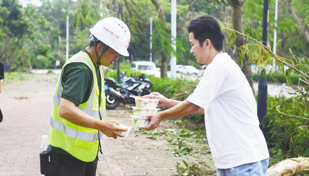 阳江干群和外地支援力量齐心投入灾后清障重建工作