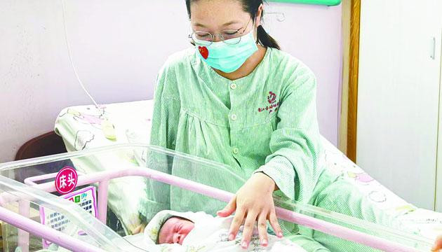 添喜气！阳江“国庆宝宝”来报到
