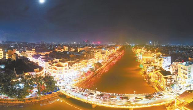江城区西濑风情景区璀璨灯光与十五月亮争辉