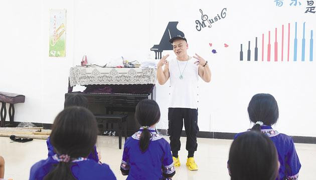 一心守望民族情  甘做瑶胞贴心人