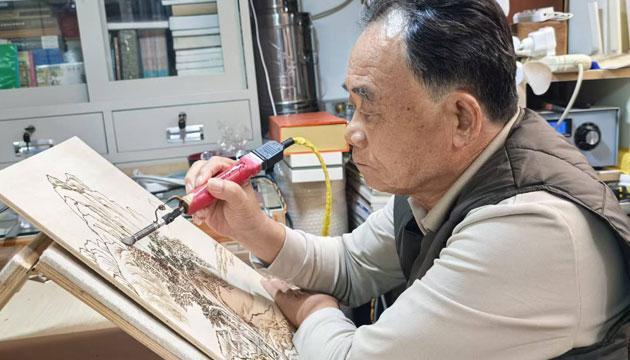 对岸村文化室收藏40余幅村民的书画作品，其中不乏名家力作