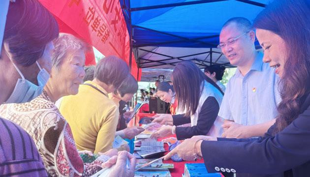 阳江中行在白沙圩举办金融赶大集宣传活动