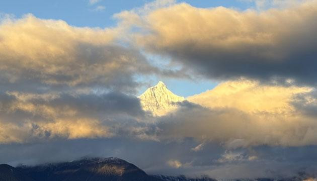 梅里雪山      未见“日照金山”，却得鎏金云海