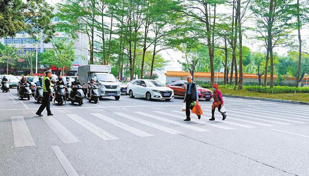 礼让斑马线“让”出文明新风尚