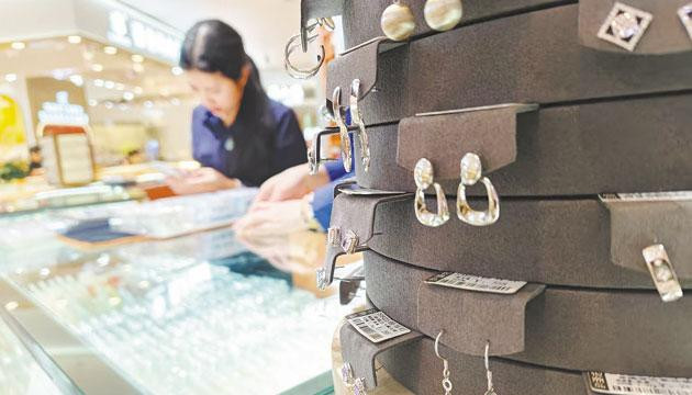 白银单日暴涨超7%，年内涨幅显著跑赢黄金