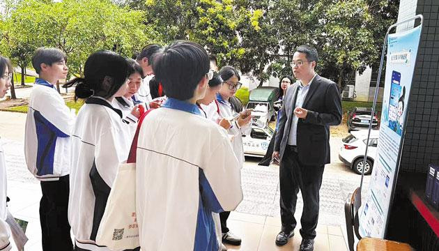 农行阳江新江东支行走进阳江技师学院开展宣传活动