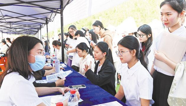 “百万英才汇南粤”全省联动专项招聘活动（阳江专场）举行