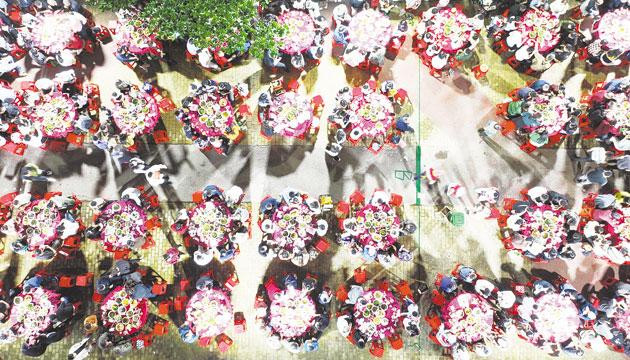 首届田畔黄牛美食文化活动热闹开席