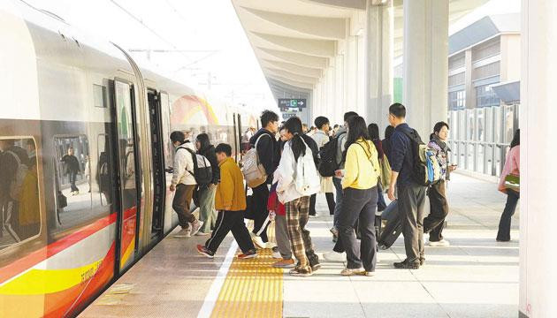 广湛高铁阳江北站迎首个假期高峰