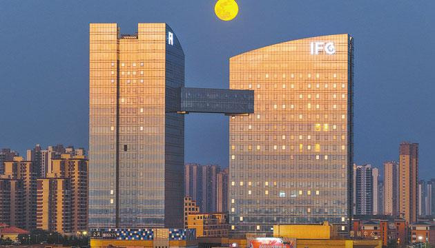 2026年首个“超级月亮”现身市区上空