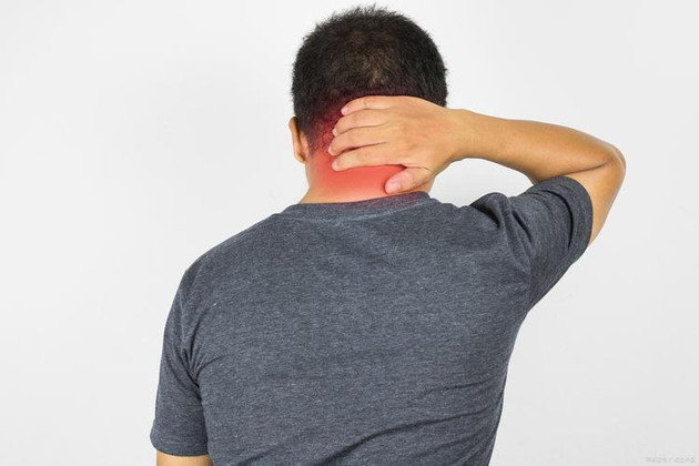 清晨剧痛，脖子“卡壳”——落枕非小事，颈椎的“黄色警报”