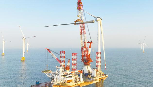 20兆瓦海上风电机组在闽南海域完成吊装