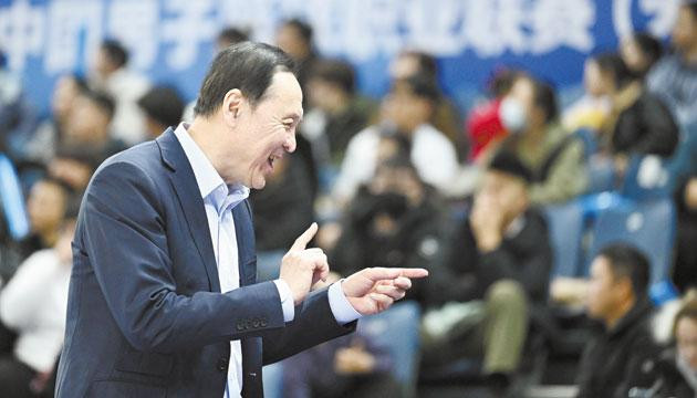 手舞足蹈的篮球主教练